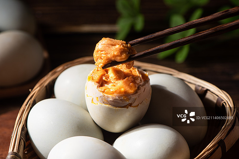 桌上流油的咸鸭蛋图片素材