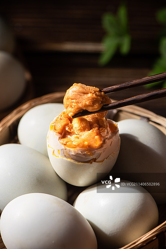 桌上流油的咸鸭蛋图片素材