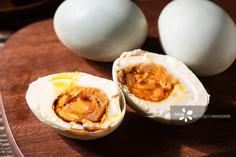 桌上流油的咸鸭蛋图片素材