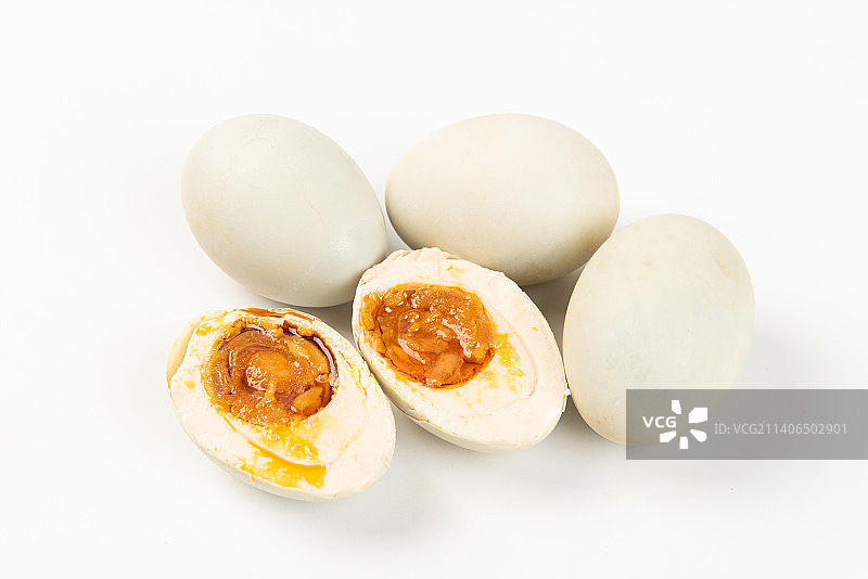白色背景上的咸鸭蛋图片素材