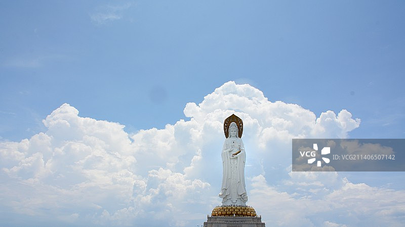 蓝天下的南海观音图片素材