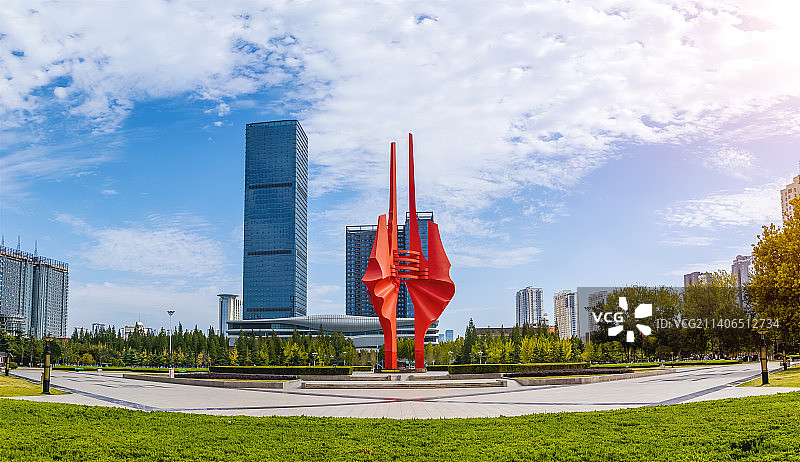 山东省临沂市人民广场山高水长雕塑风景图片素材