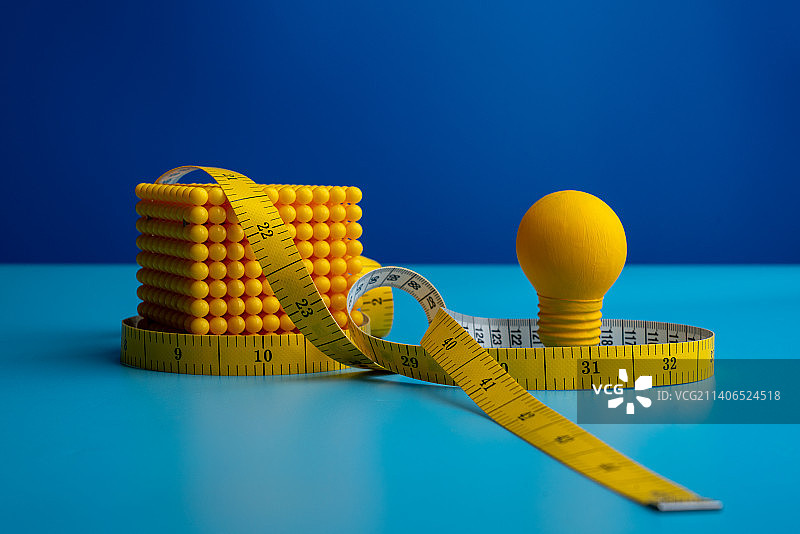 黄色灯泡方块积木和尺子创意静物照图片素材