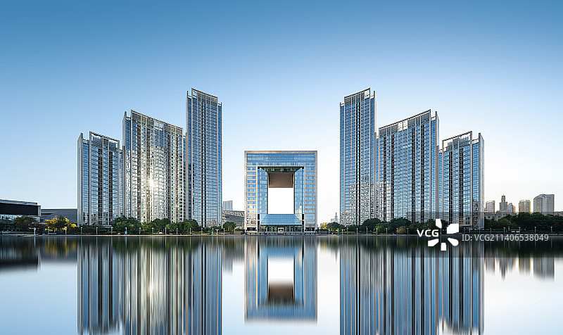 天津市和平区天津瑞吉金融街酒店地标建筑水平面倒影图片素材