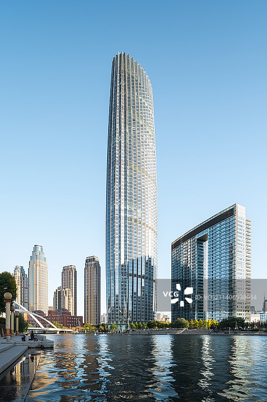 天津市和平区天津瑞吉金融街酒店地标建筑水平面倒影图片素材