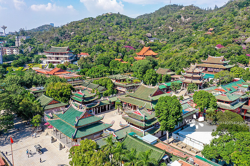 航拍福建厦门南普陀寺 五老峰山脚下图片素材