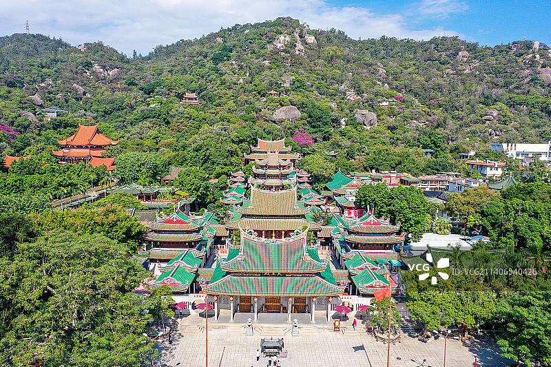 航拍福建厦门南普陀寺 五老峰山脚下图片素材
