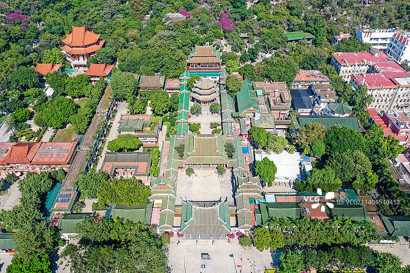 航拍福建厦门南普陀寺 五老峰山脚下图片素材