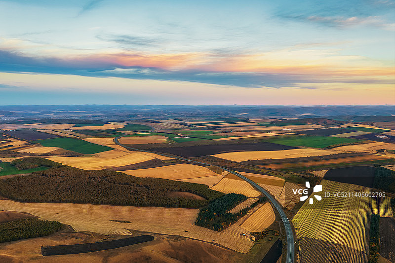 G10绥满高速内蒙段牙克石地区高速公路与东北黑土地日落晚霞秋景户外航拍图片素材