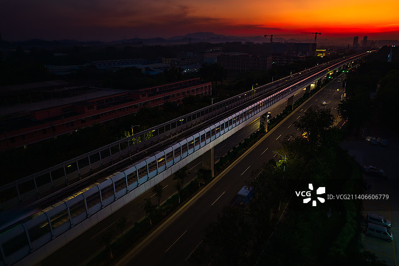 航拍日落时分城市地铁交通行驶中地铁轻轨航拍图片素材