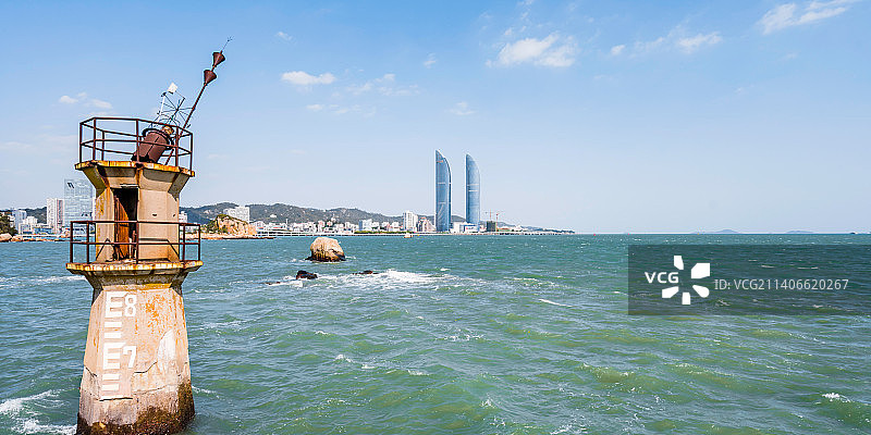 中国福建厦门海边的灯塔和双子塔风光图片素材