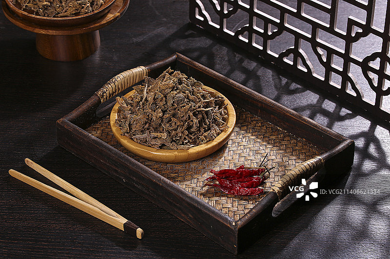 木底上堆放着梅干菜图片素材