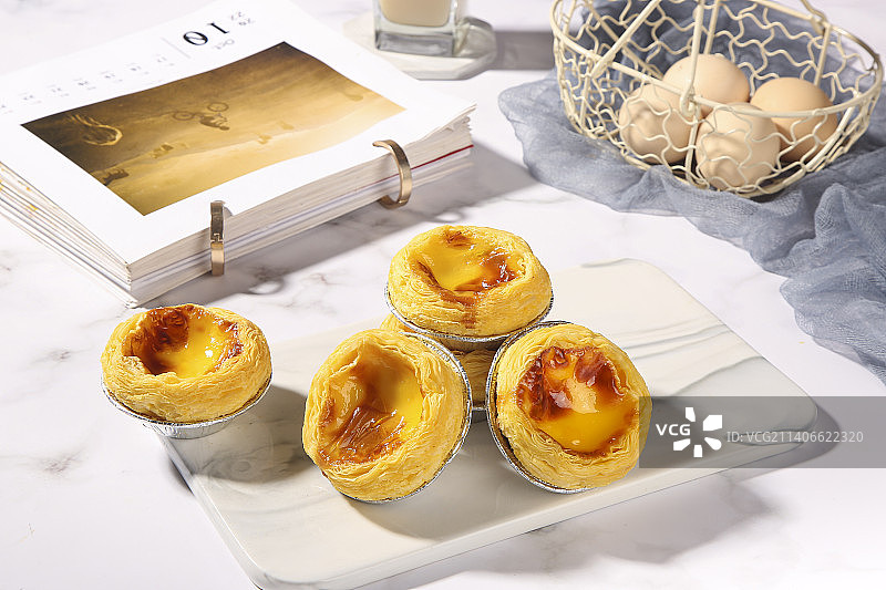浅底上的葡式蛋挞图片素材