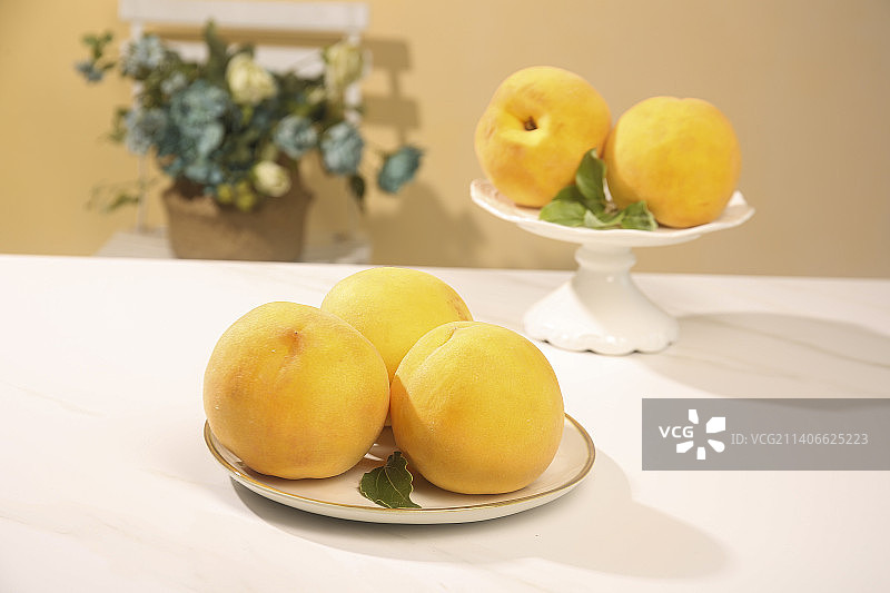 浅底上摆放着的锦绣黄桃图片素材