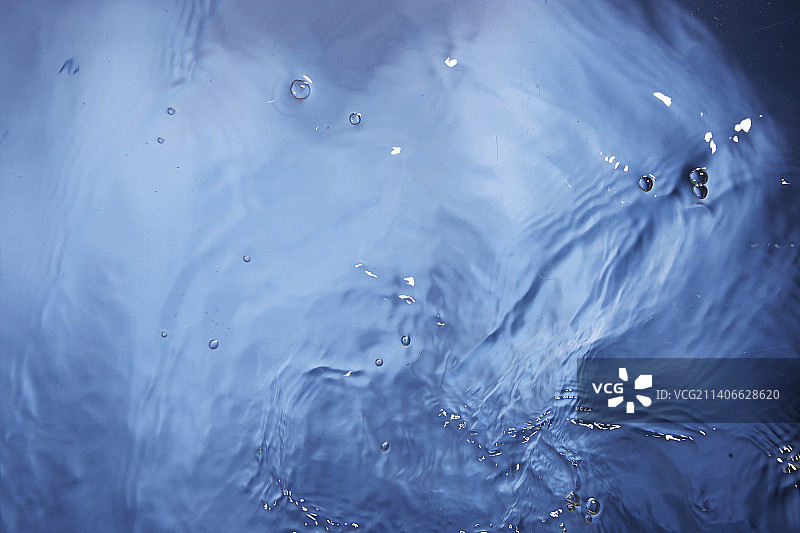 天蓝色的水面图片素材