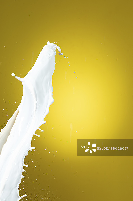 牛奶在空中飞舞图片素材