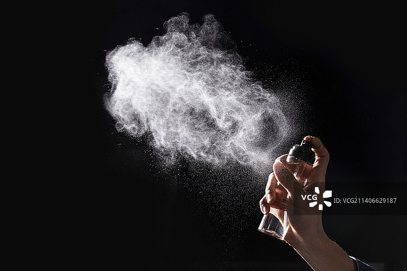 黑背景的喷雾图片素材