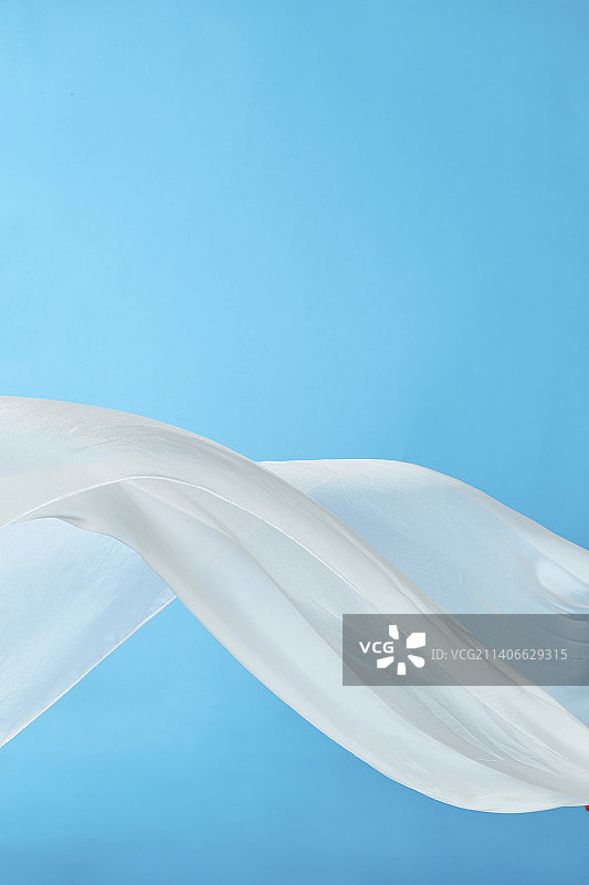 蓝色背景飘荡的纱图片素材