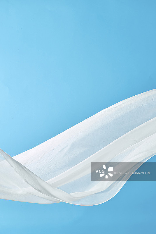 蓝色背景飘荡的纱图片素材