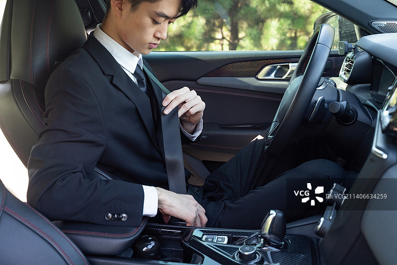 系安全带的商务男性司机特写图片素材