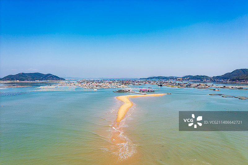 福建省漳州市东山县东山岛岐下村鱼骨沙洲（双面海）拖尾沙滩春季户外风光航拍视角图片素材