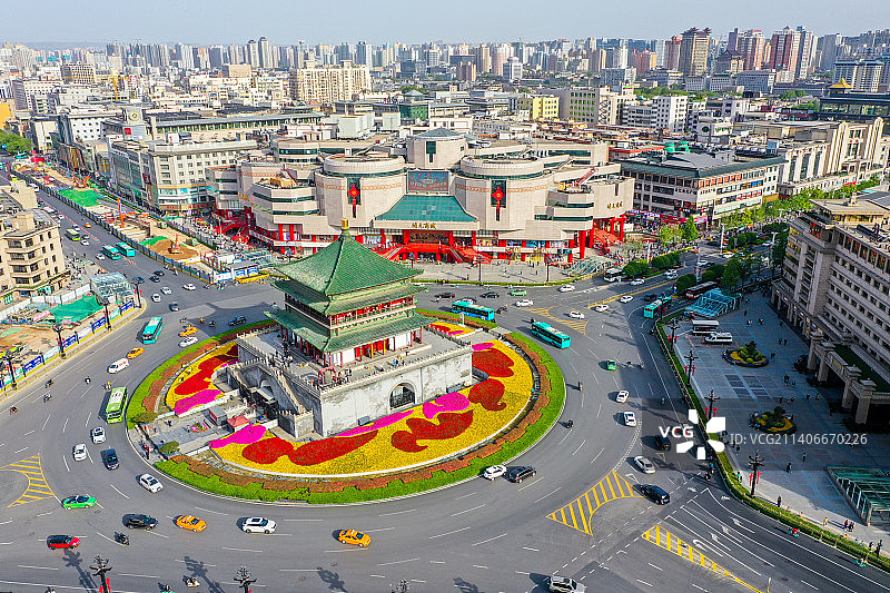 航拍陕西西安钟楼 城市地标建筑 道路交通环岛转盘图片素材