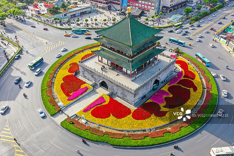 航拍陕西西安钟楼 城市地标建筑 道路交通环岛转盘图片素材