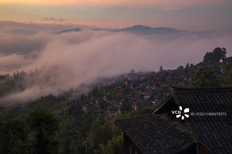 岜沙苗寨晨雾图片素材