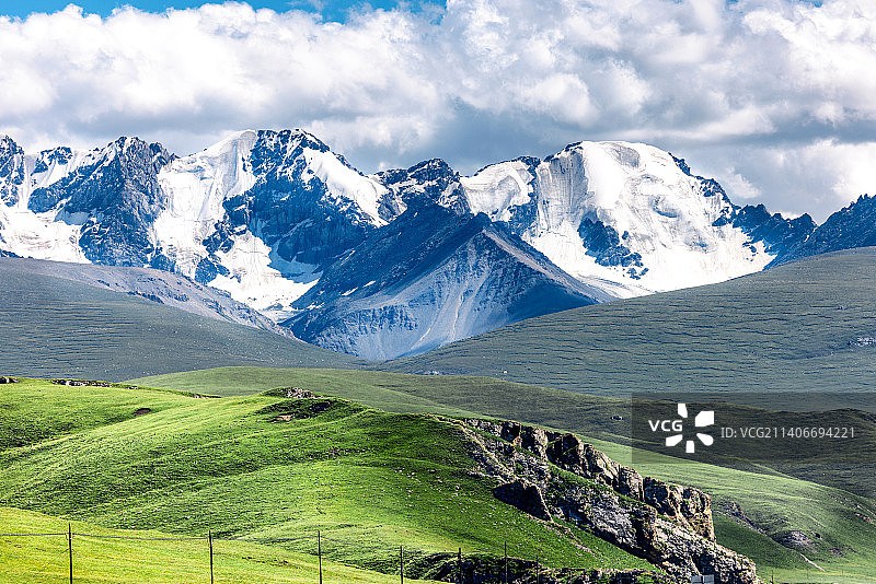天山的雪山与草原图片素材