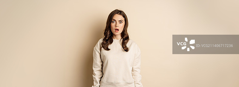 惊讶的棕发女子画像，张口结舌，倒吸一口凉气图片素材