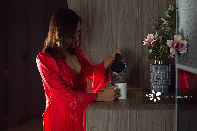 年轻女人在家泡茶图片素材