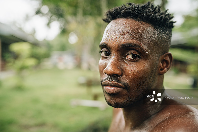 泰国帕岸岛赤膊男子肖像图片素材