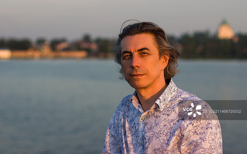 夕阳下微笑的成年男人肖像图片素材