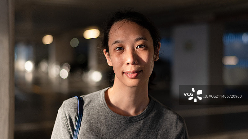 城市中的年轻女子 портрет图片素材