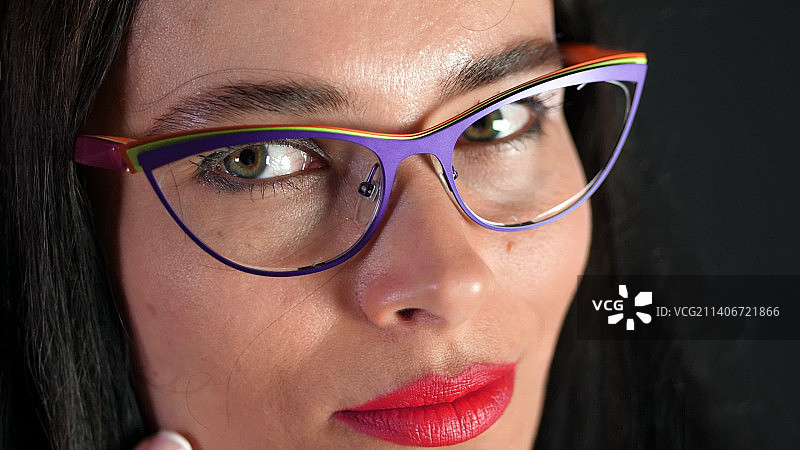 涂着红色口红的迷人深色头发女性肖像图片素材