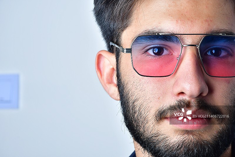 戴眼镜的男子特写图片素材