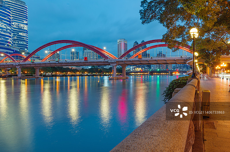 中国广州珠江解放大桥洪水与城市建筑群夜景图片素材