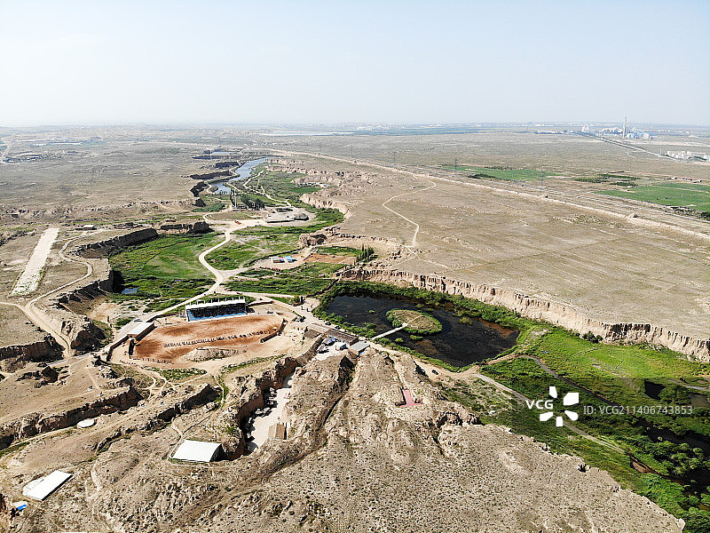 航拍宁夏银川水洞沟旅游区 雅丹地貌 古代立体军事防御体系建筑群图片素材