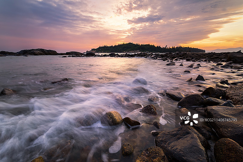 日落时候岩石海滩图片素材