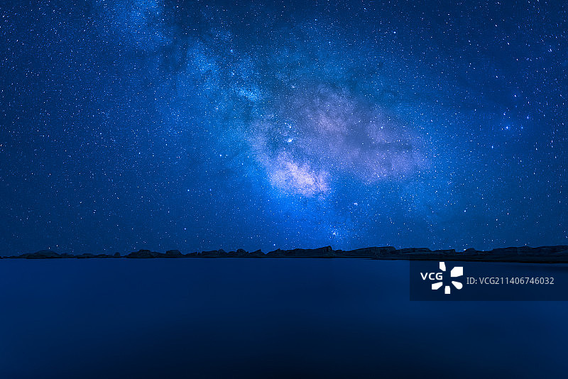 翡翠湖蓝色夜空中的星空映衬下的风景图片素材