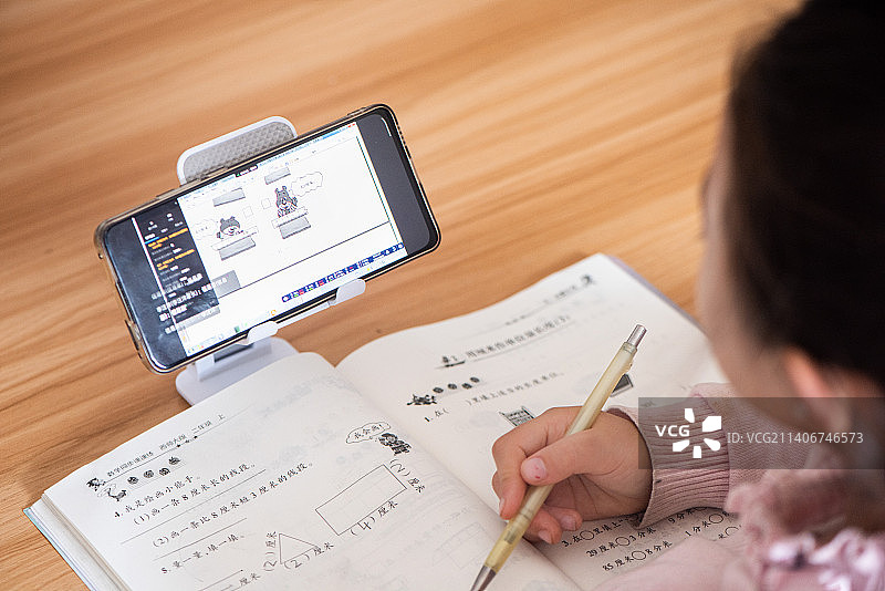 儿童手机上网课图片素材