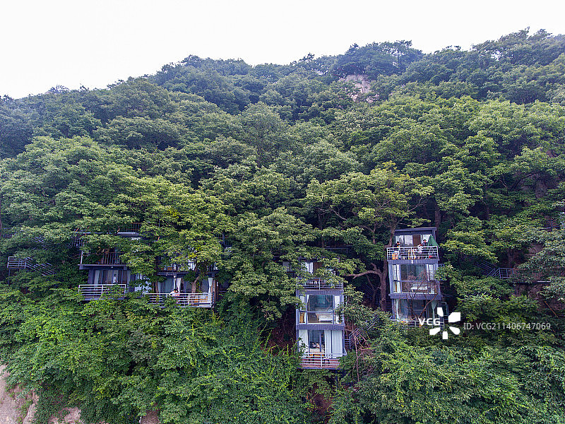 航拍河南洛阳栾川老君山山间崖壁悬崖民宿图片素材