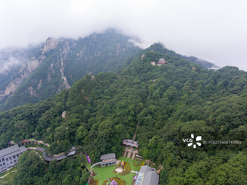 航拍云雾缭绕的河南洛阳栾川老君山中天门广场中天门牌坊图片素材