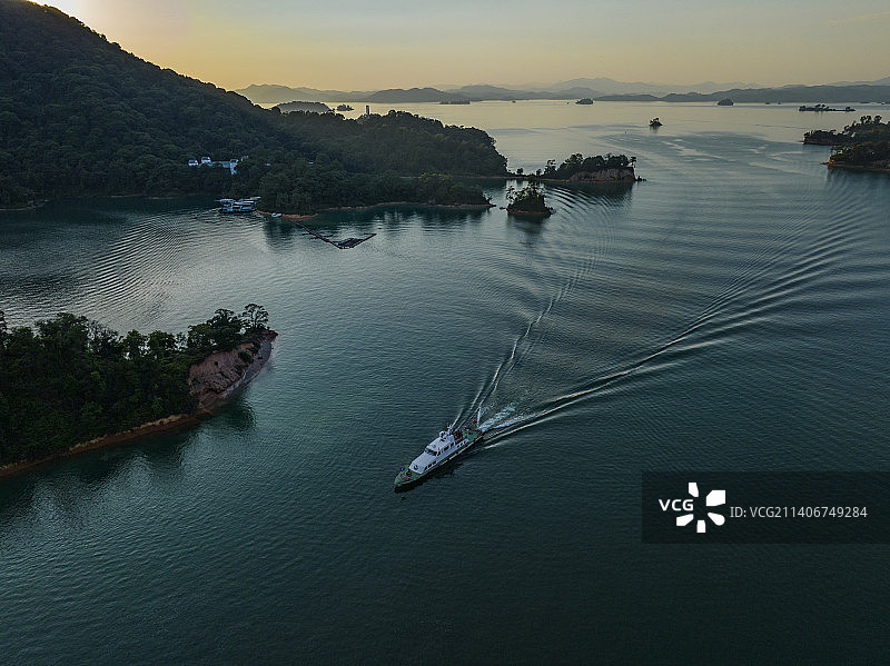 河源万绿湖的游船图片素材