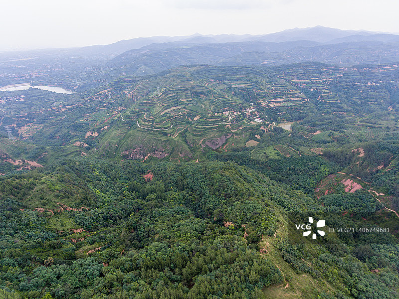 航拍河南灵宝赵家沟村樱桃种植林田园风光图片素材