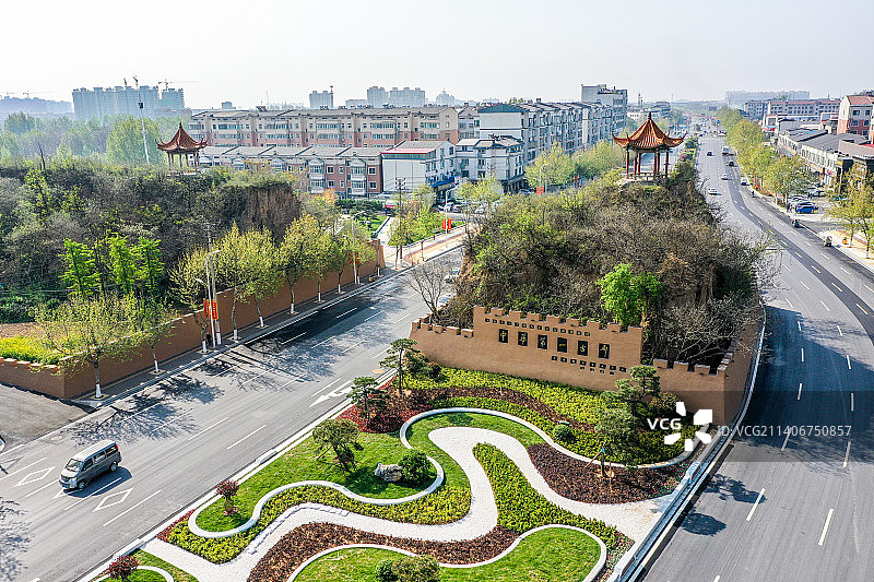 航拍河南新郑郑韩故城遗址公园 郑新路段夯土城墙图片素材