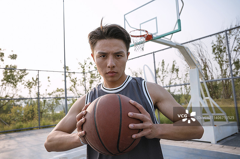 青年男性在打篮球图片素材