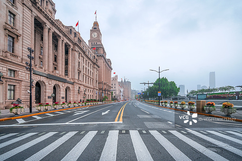 地面交通标志线和上海外滩老建筑图片素材