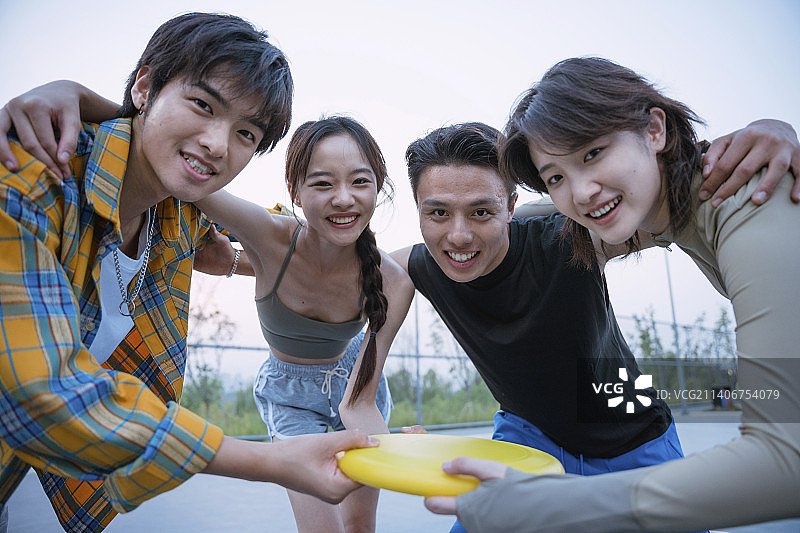 快乐的年轻人在玩飞盘图片素材