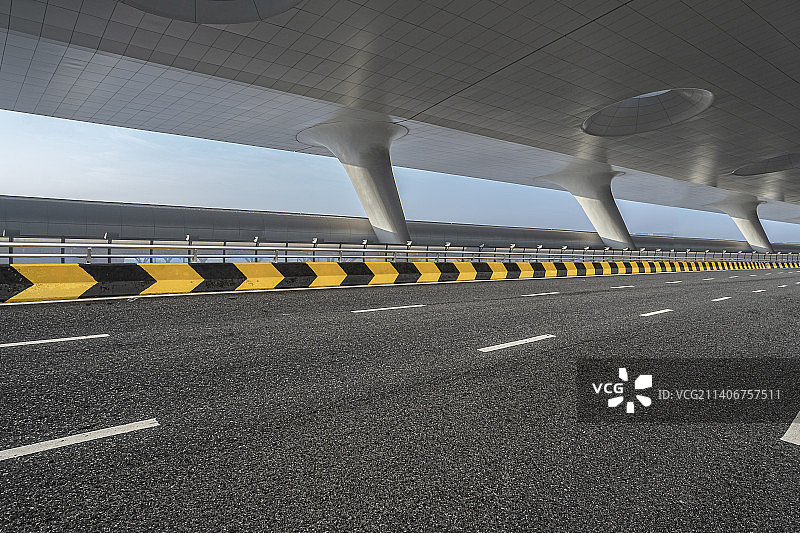 城市框架顶棚建筑与柏油路图片素材